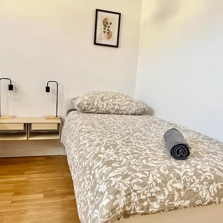 Modern Apartment With Terrace Near Scs Apartment