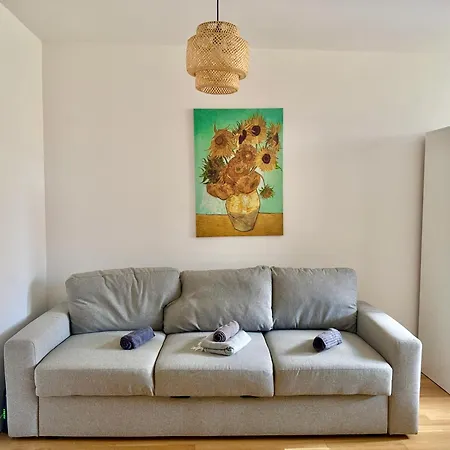 Modern Apartment With Terrace Near Scs *
